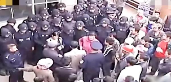 “打错人了？”2011年，17岁少年被35名保安当街殴打致死，少年肝脏外露、颅骨