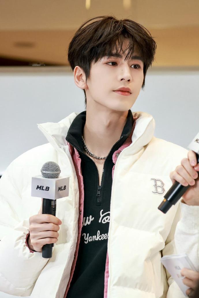 张凌赫官宣湖南跨年张凌赫湖南跨年晚会官宣 张凌赫官宣湖南跨年，张凌赫湖南跨年晚会