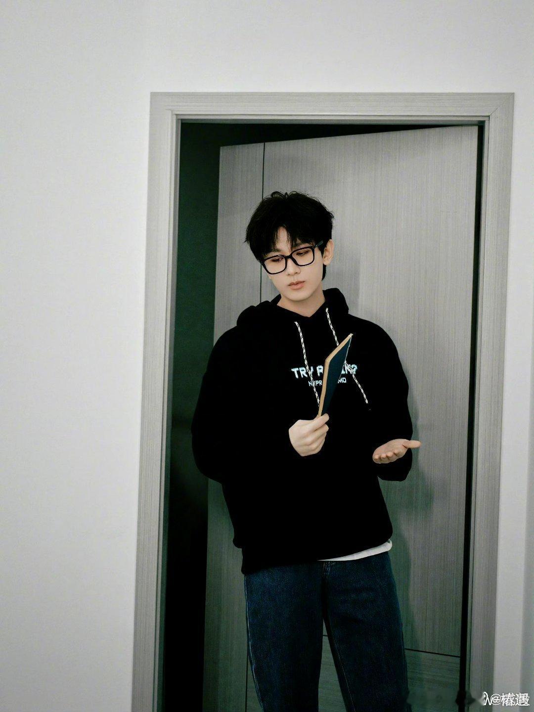 成毅长安二十四计cy成毅谢淮安我将玫瑰藏于身后，时刻期盼与你赴约成毅｜赴山海｜萧