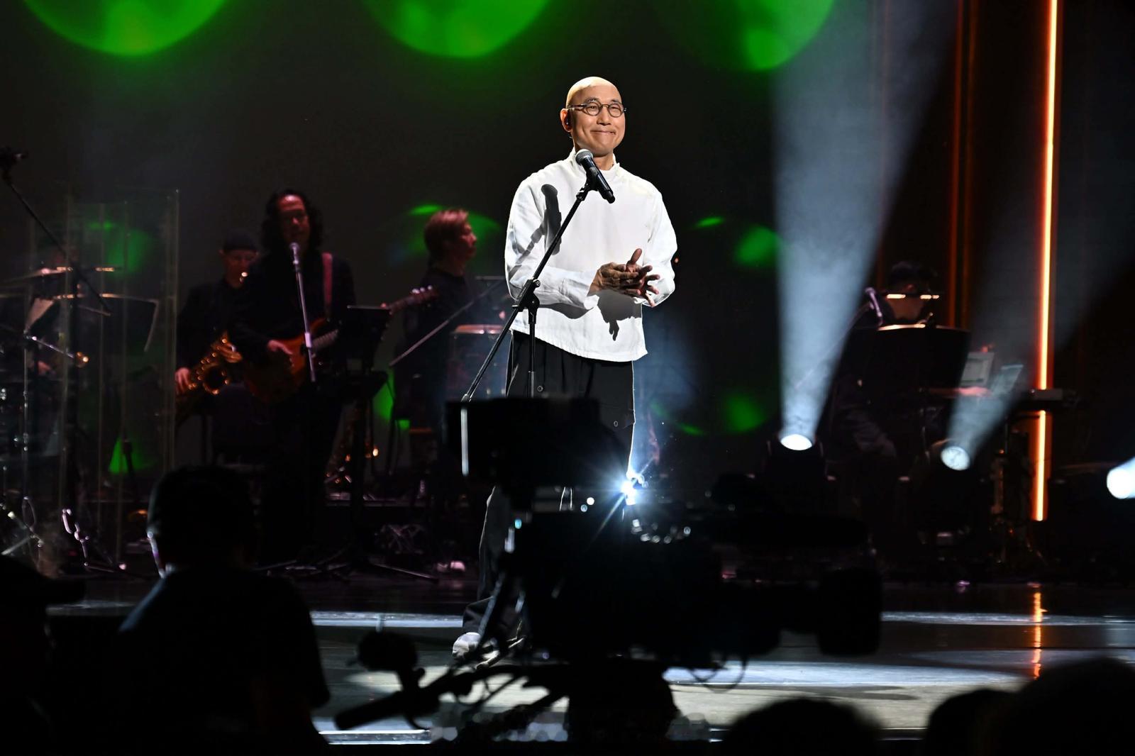 在昨晚的第47届十大中文金曲颁奖礼上，卢冠廷荣获象征香港乐坛最高荣誉的「金针奖」