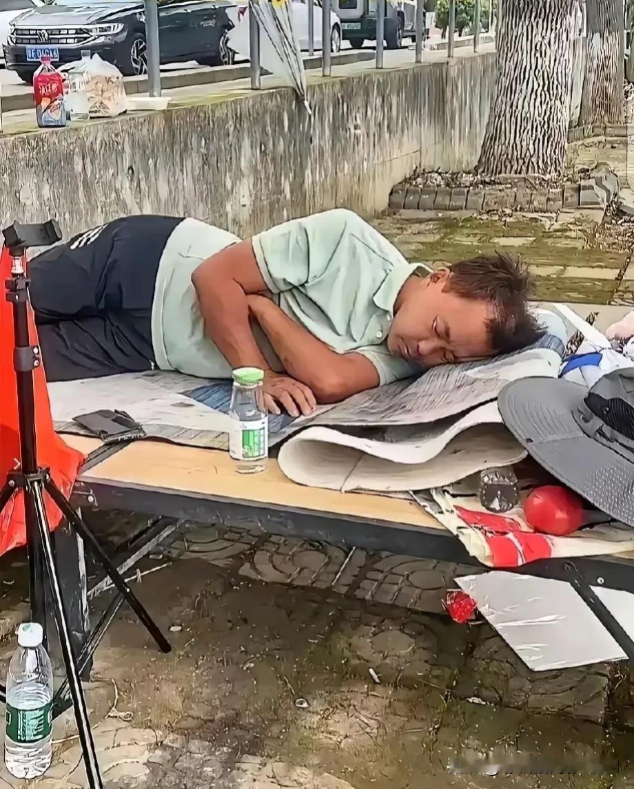 在街头偶遇流浪大师沈巍，他在路边正躺在一张折叠床上呼呼大睡。他以前流浪的时候一无