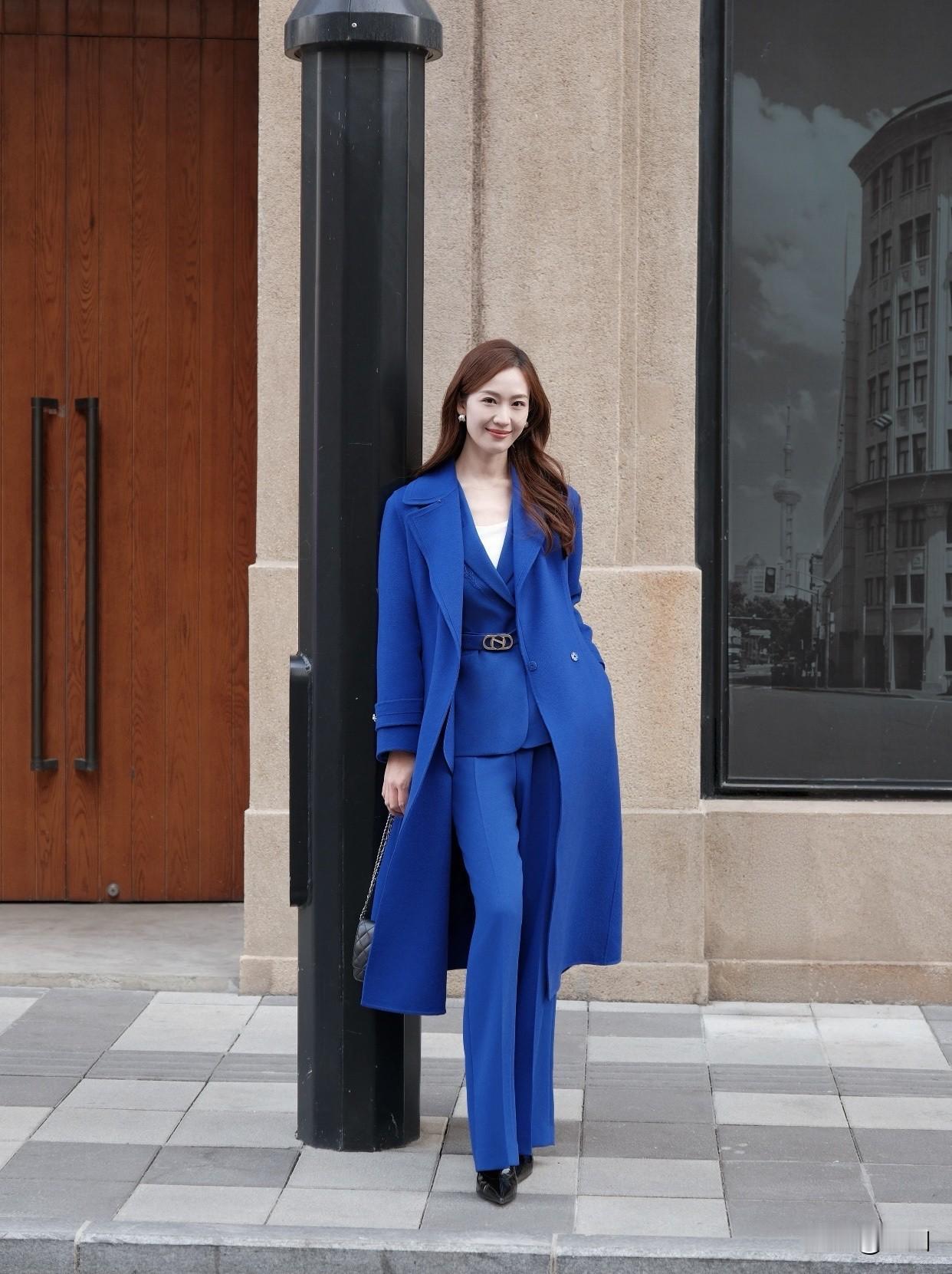 什么样的职业套装适合女性上班穿都市风范，优雅蓝调，都市女性时尚通勤穿搭