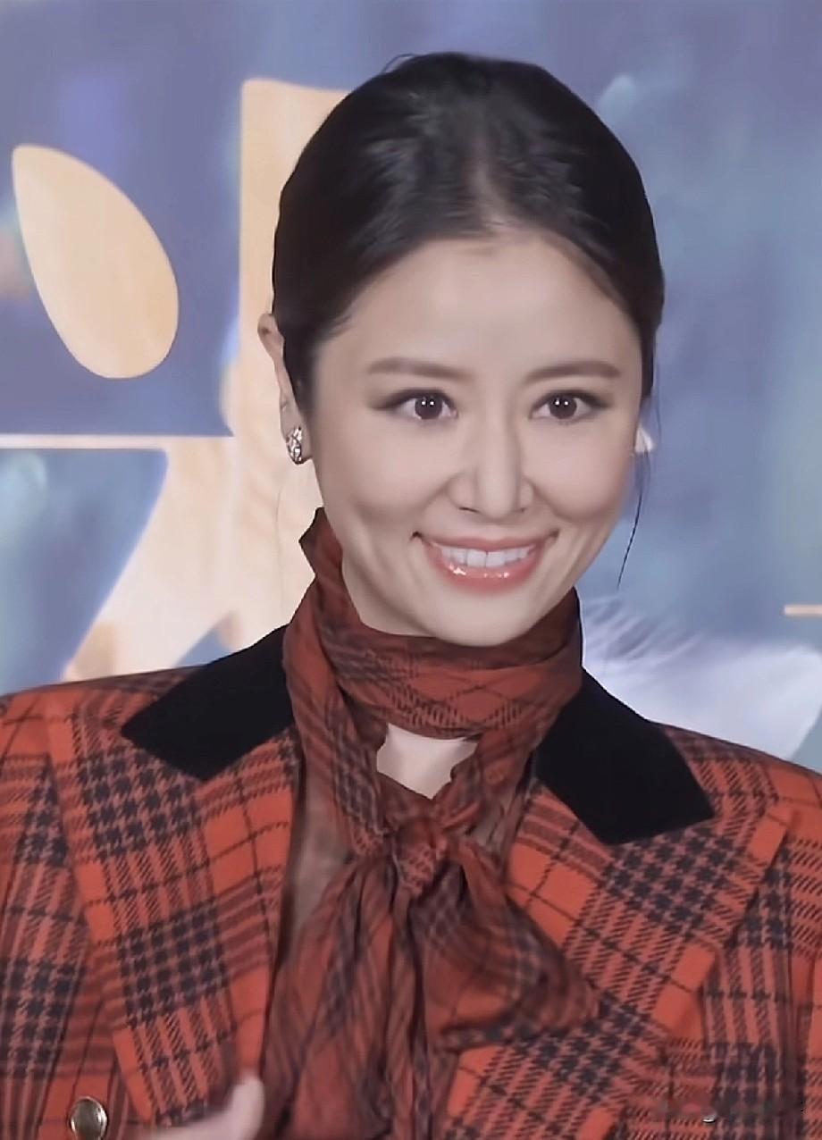 48岁林心如状态炸了！红格纹西装配丝巾，笑起来还是当年紫薇的温柔✨

红毯上的林