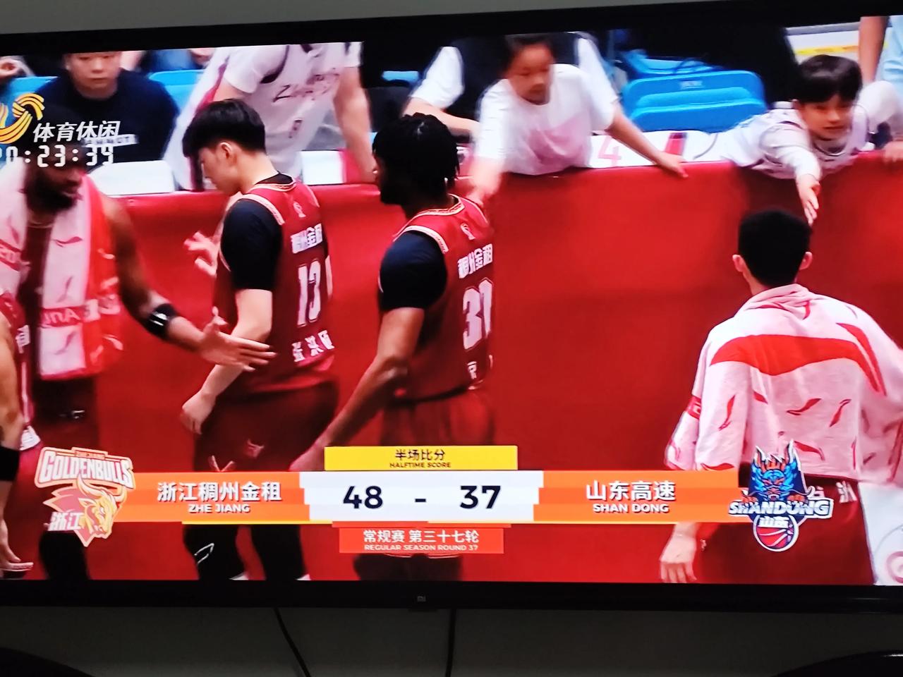 今天晚上两块场地牵动着山东球迷的心！CBA常规赛山东高速客场对阵浙江稠州金租，上