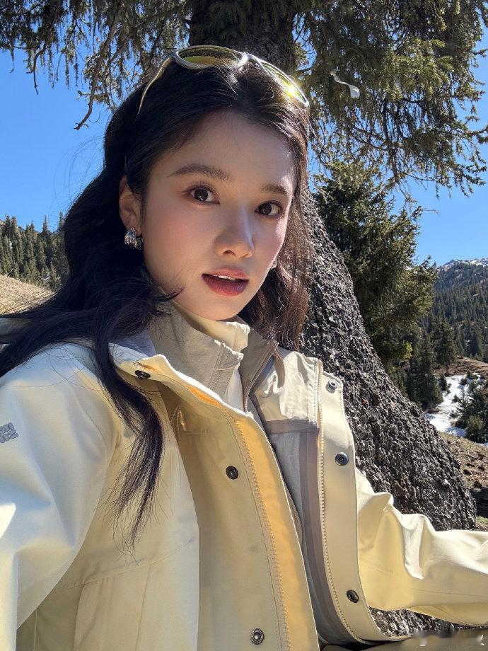 张婧仪好喜欢爬山张婧仪晒爬山plog 发现张婧仪好喜欢爬山啊！！生命力好强张婧仪