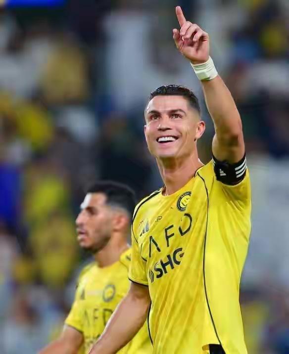 仅剩47球！C罗职业生涯千球大关进入倒计时！
新一轮沙特联，C罗打进一粒点球，帮