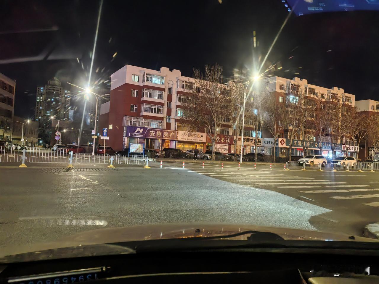 晚上22点48这条路上还有很多家长在车上，都是在等高三的孩子放学，每天老师也无比