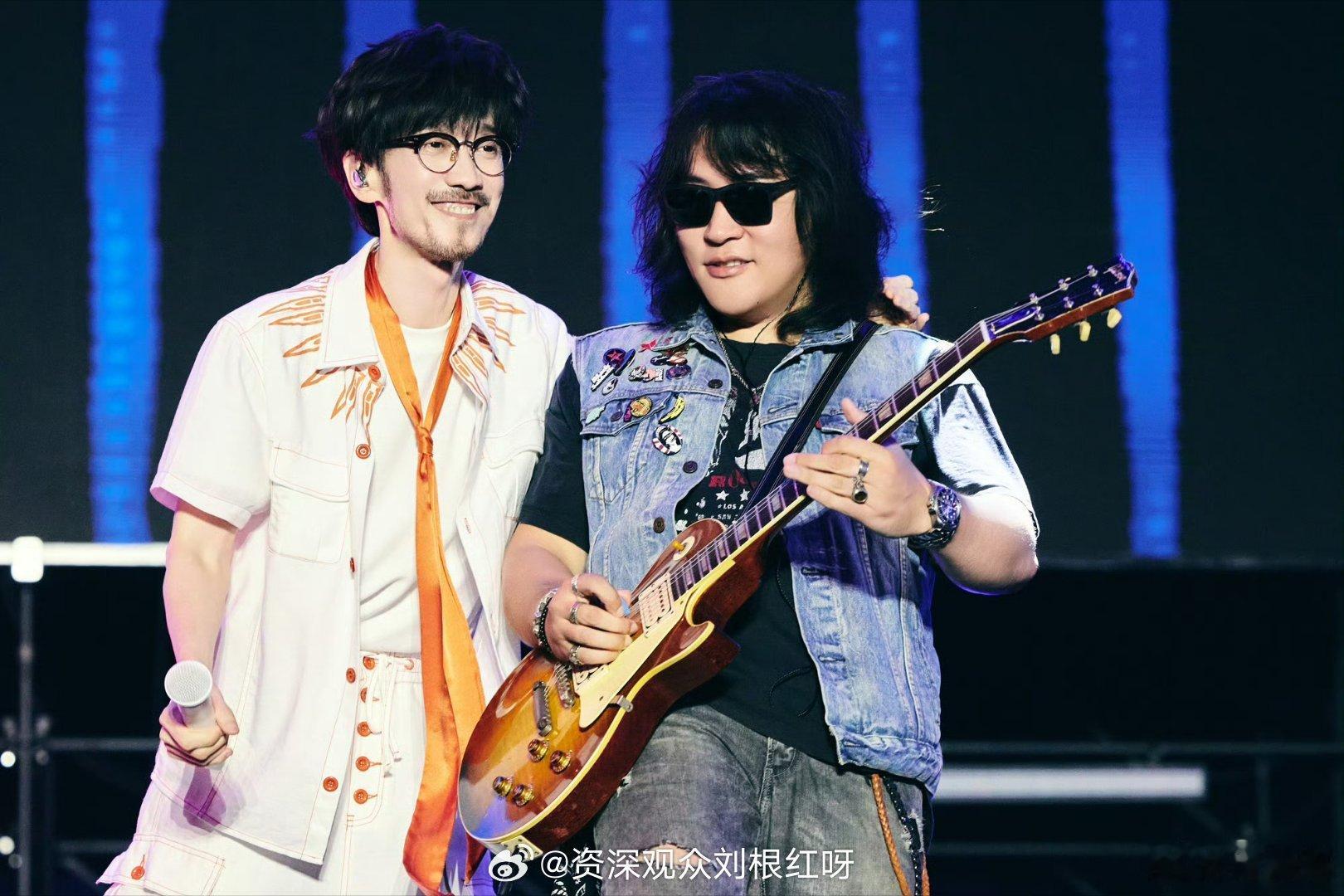 周传雄回老家赶音乐节场子周传雄回老家参加音乐节了小刚老师终于回祖籍荆州开唱啦✨一
