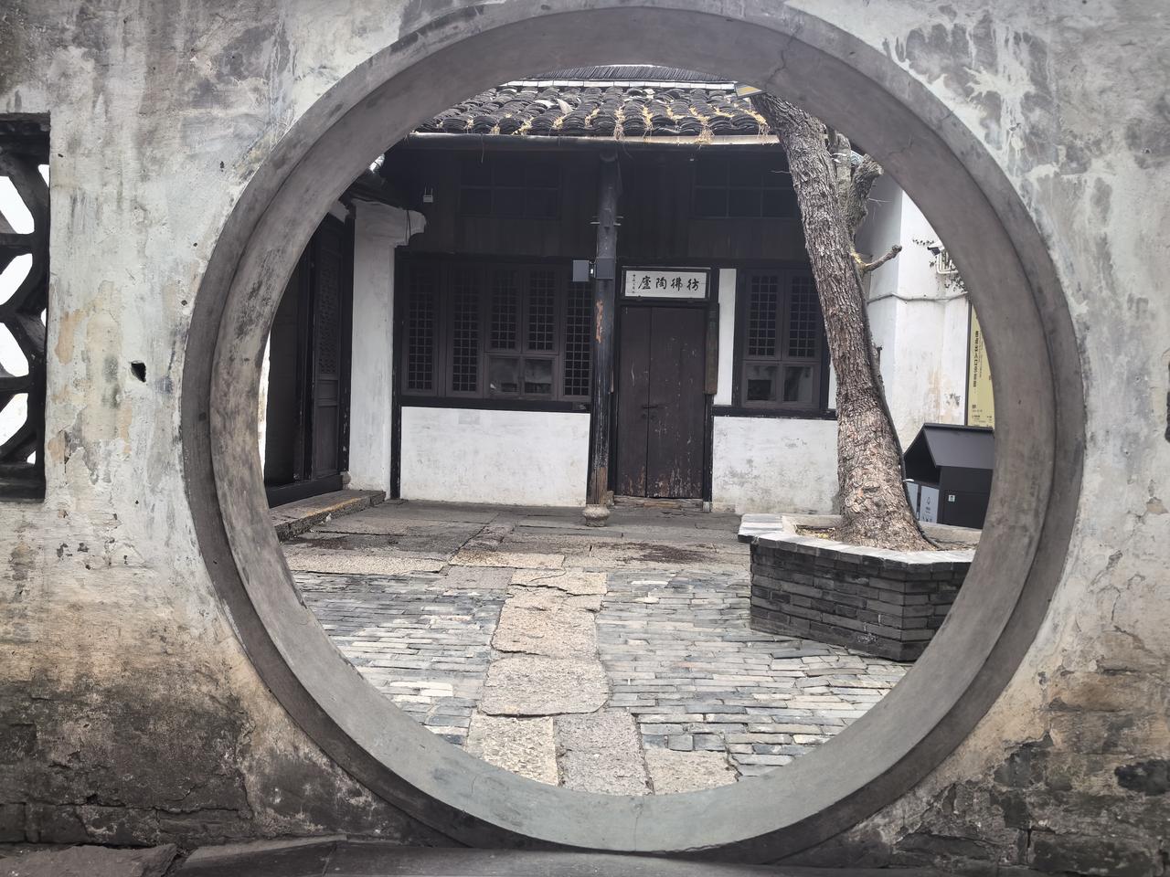 【热评】女性奉献岂止在收入多少
妻子错失年终奖丈夫婆婆默契补上

江苏宝妈因照料