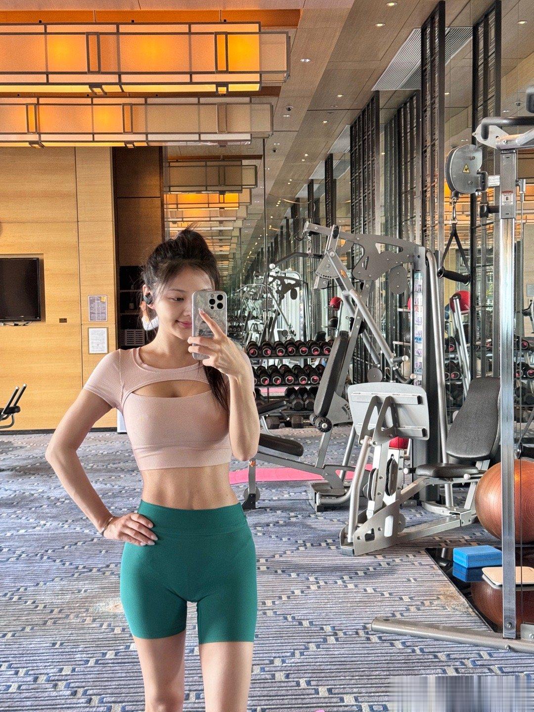 #高文君[超话]# 因为各种原因摆烂了一个月开始恢复训练🏋️ ​​​