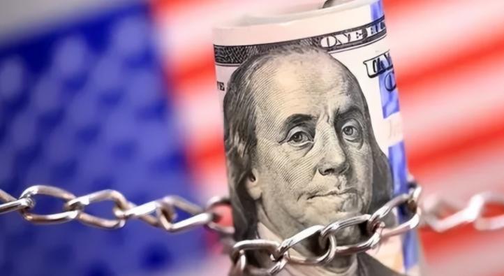 美国上演一招“移花接木”，受苦的成了美国的那些“穷兄弟”。

7800亿美债，不