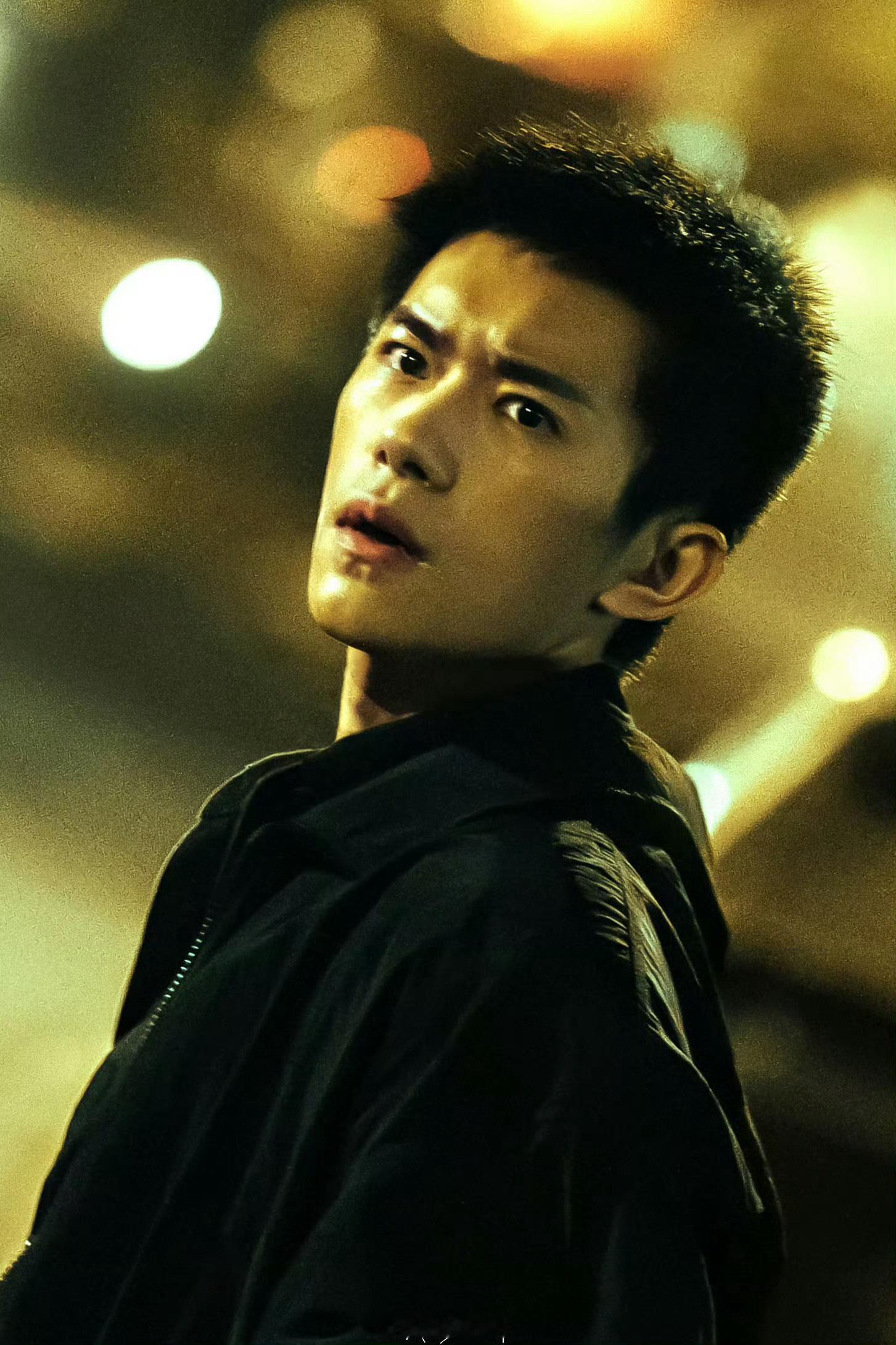 易烊千玺短发张艺谋电影惊蛰无声定档春节易烊千玺电影惊蛰无声 百变老公，变色龙易烊