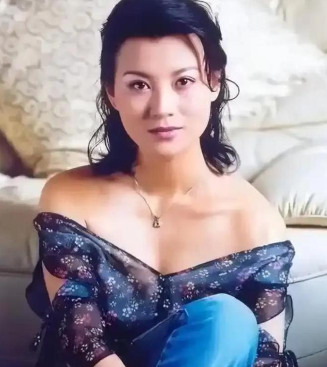 史兰芽27岁嫁刘斌，一年就离了，原因特别干脆，史兰芽不生孩子。1998年结婚，1