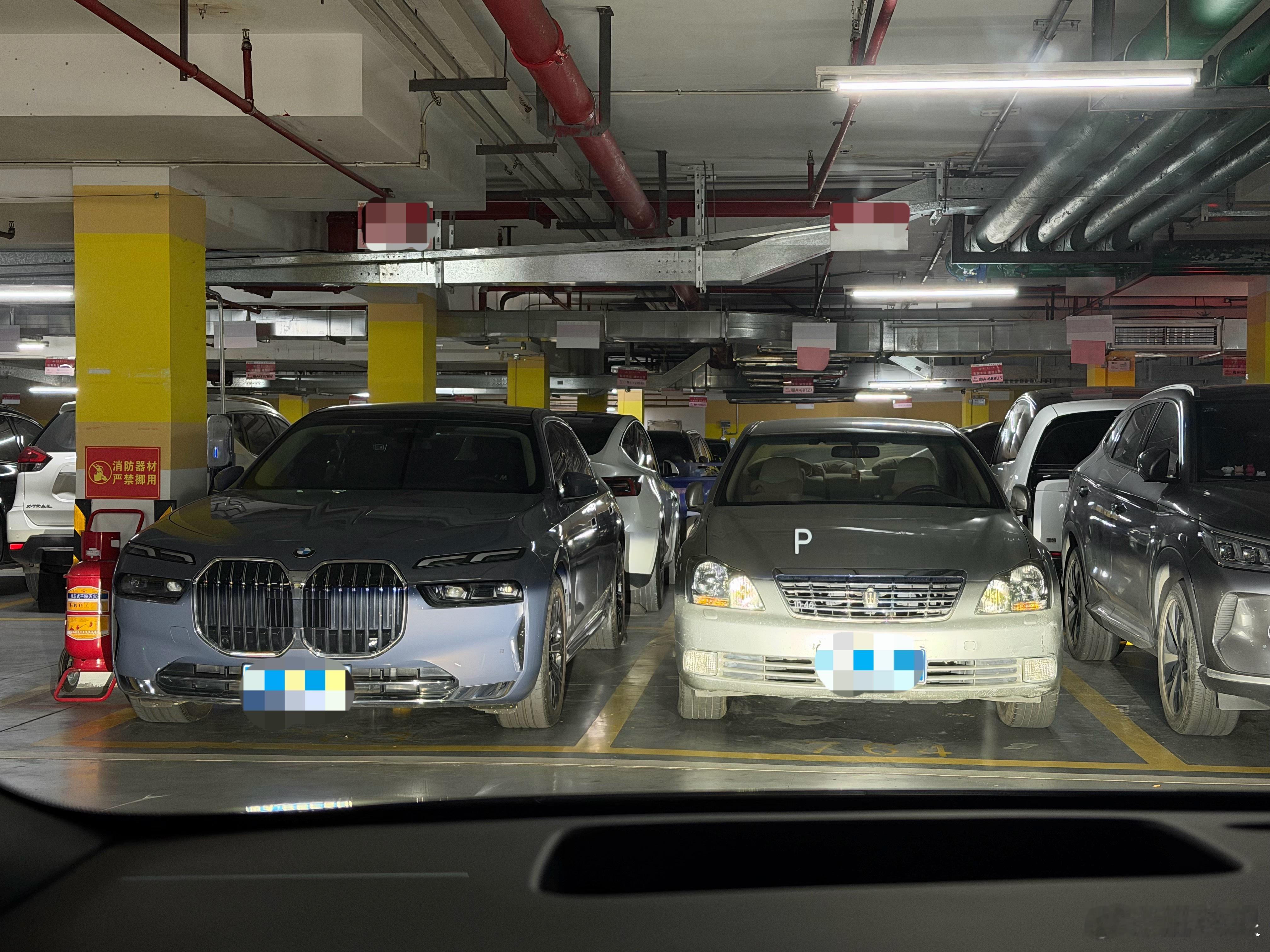 我当然知道汽车这十几年的趋势是越做越大，也知道7系比皇冠大，但当对比这么明显的时