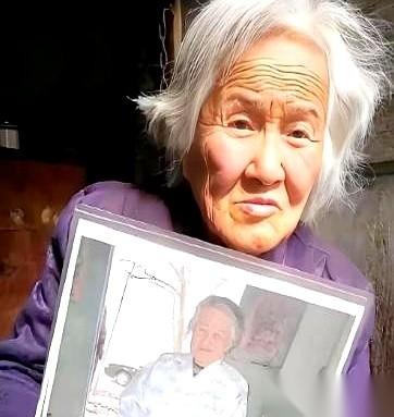 翻开人民网的一份旧报道，陕西丹凤县一场89岁农村老太的葬礼，留下了极度反常的一幕