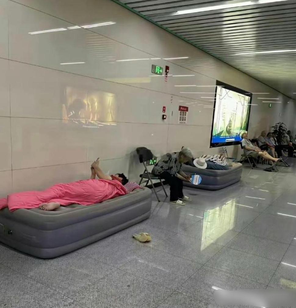 地铁站这样蹭空调就过分了吧？ 