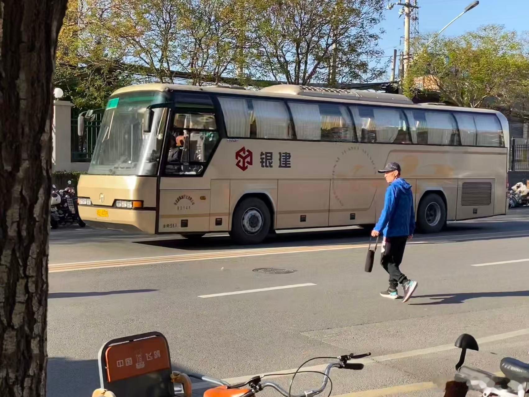 大隐隐于市！你以为的普通公交车其实是当年的“长途头等舱”！ 路边偶遇一台绝版北方