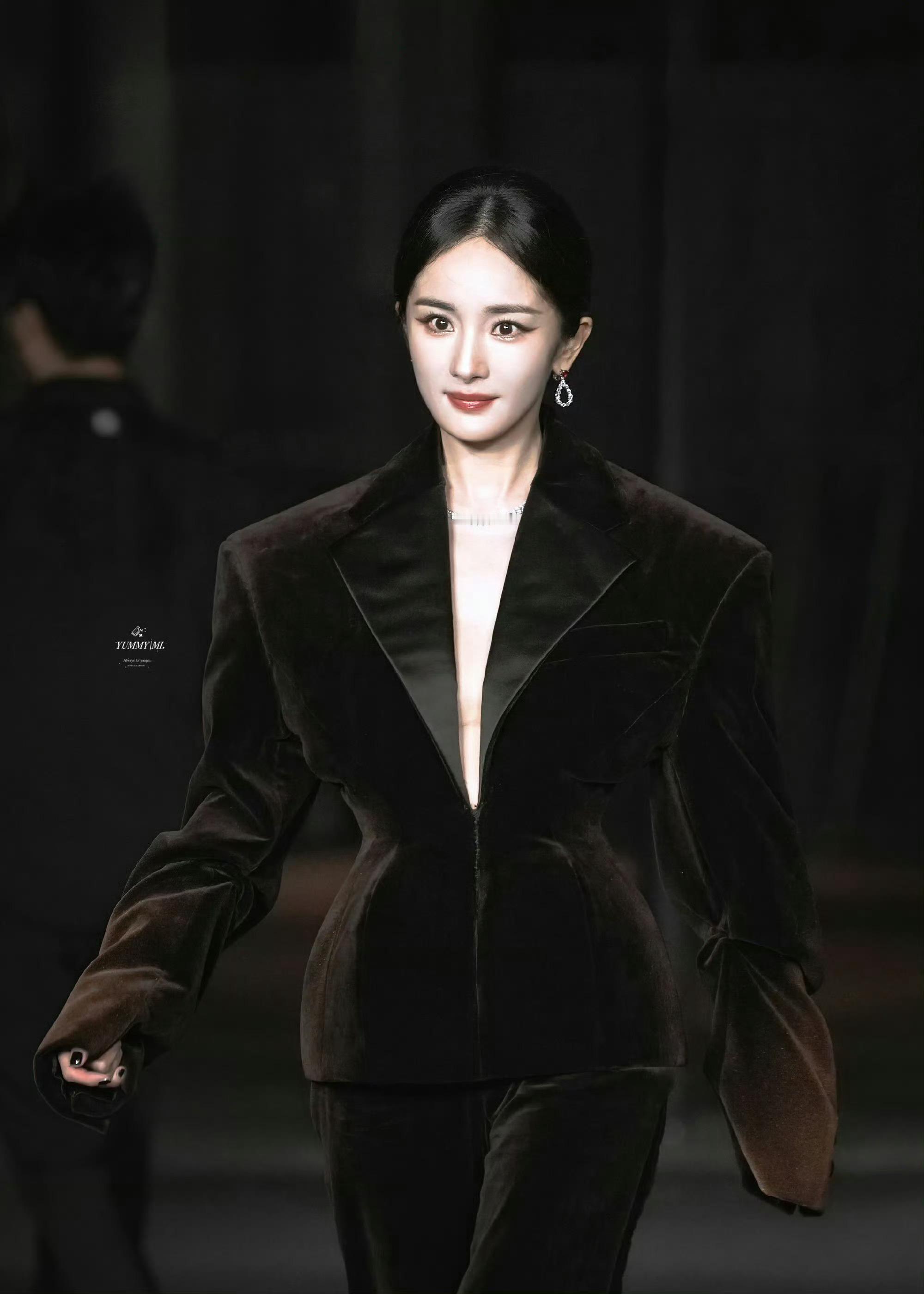 杨幂[超话] 回顾，今晚可以看新鲜的幂神红毯啦[哇] ​​​