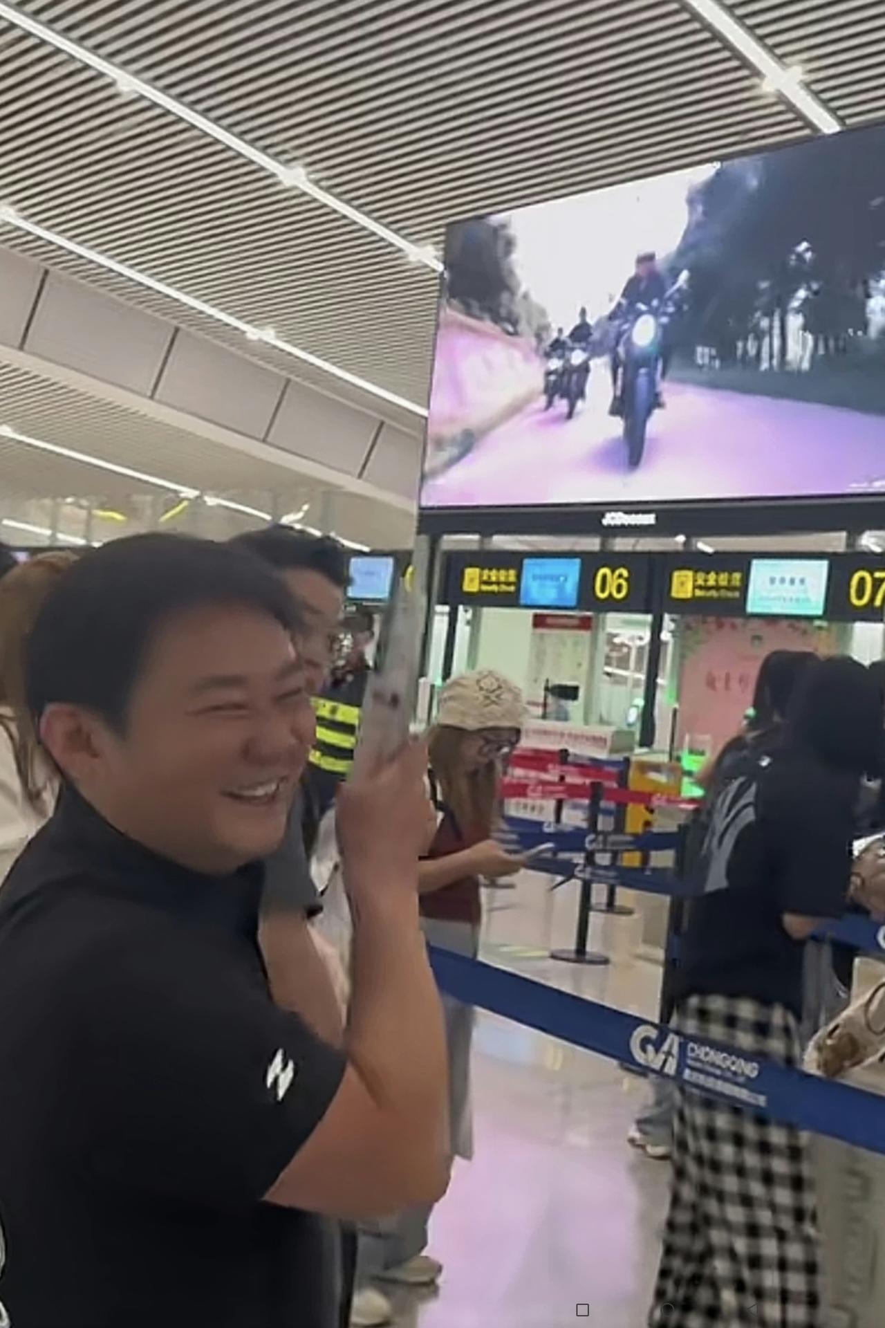 张雪成为“名人脸了”！
这不，今天（4月23日），张雪到外地出差，在机场候机大厅