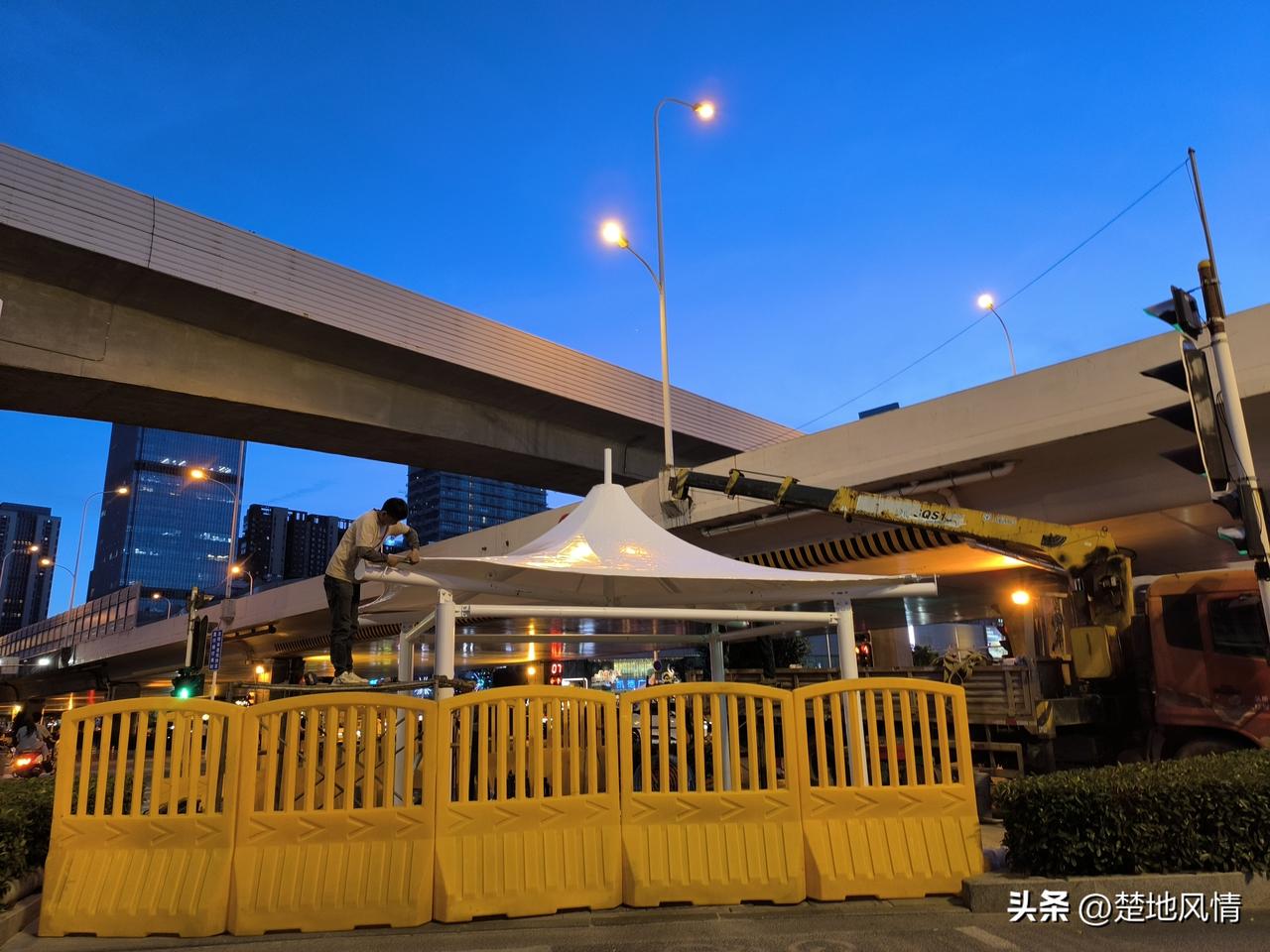 湖北武汉：我前几天还在说，这炎炎烈日，繁华路段也不建几个遮阳棚，这行人过马路，一