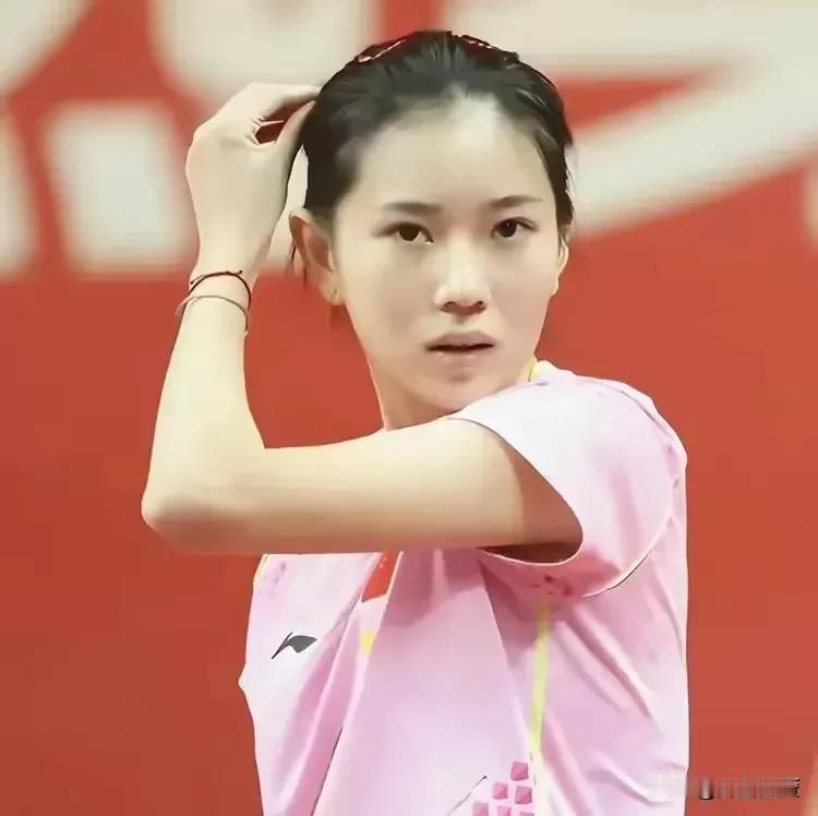 上联:满院清风送晚香，
下联:一池碧水映朝霞