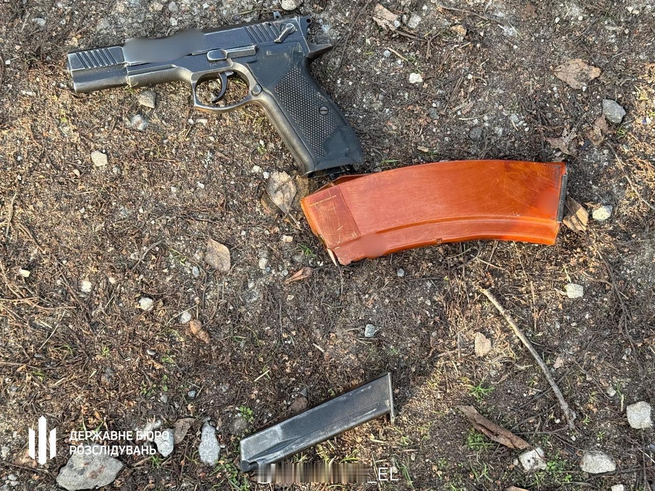 在扎波罗热州的乌控区，一名醉酒的警察与一名乌军士兵争吵，最终连开13枪将后者杀害