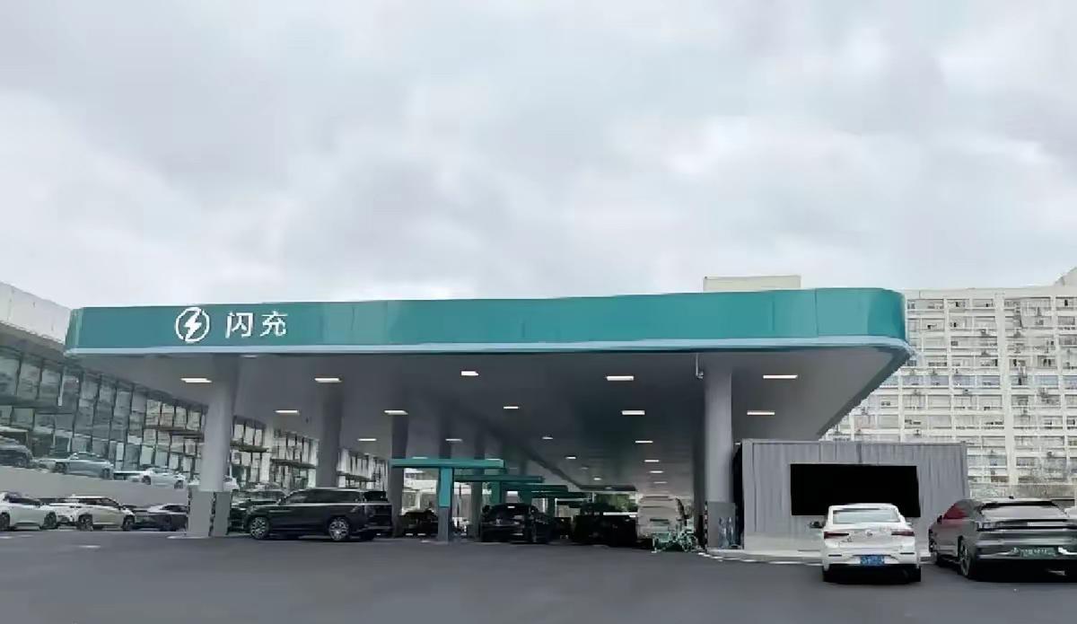 比亚迪应该是第一个把，充电站建成加油站一样的厂家吧，蓬顶上全部是太阳板。这样也符