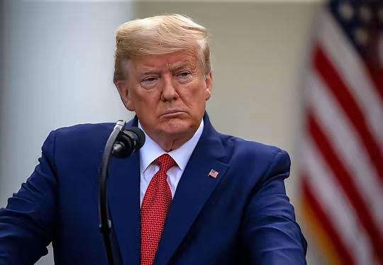 特朗普：即刻起，美军阻止任何船只进出霍尔木兹海峡 。

央视新闻消息，当地时间4