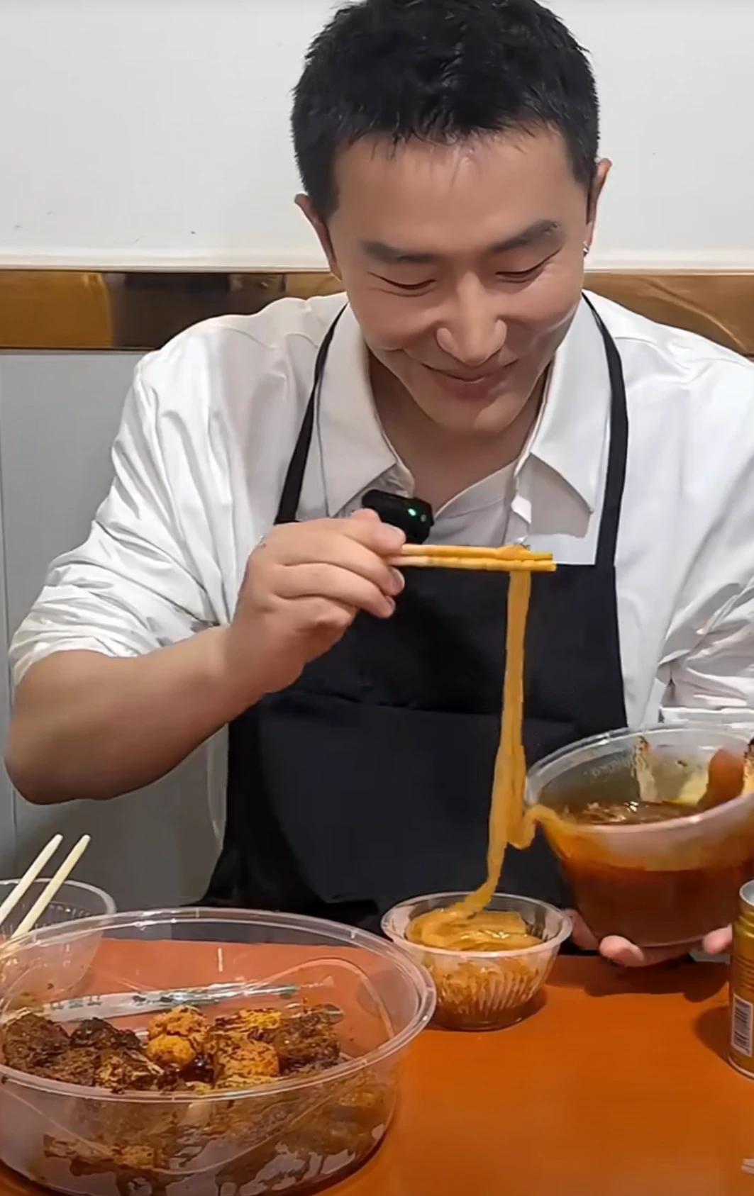 黄轩打卡天水麻辣烫
黄轩作为甘肃人
这是回到自己的家乡宣传家乡美食了
真的是特别