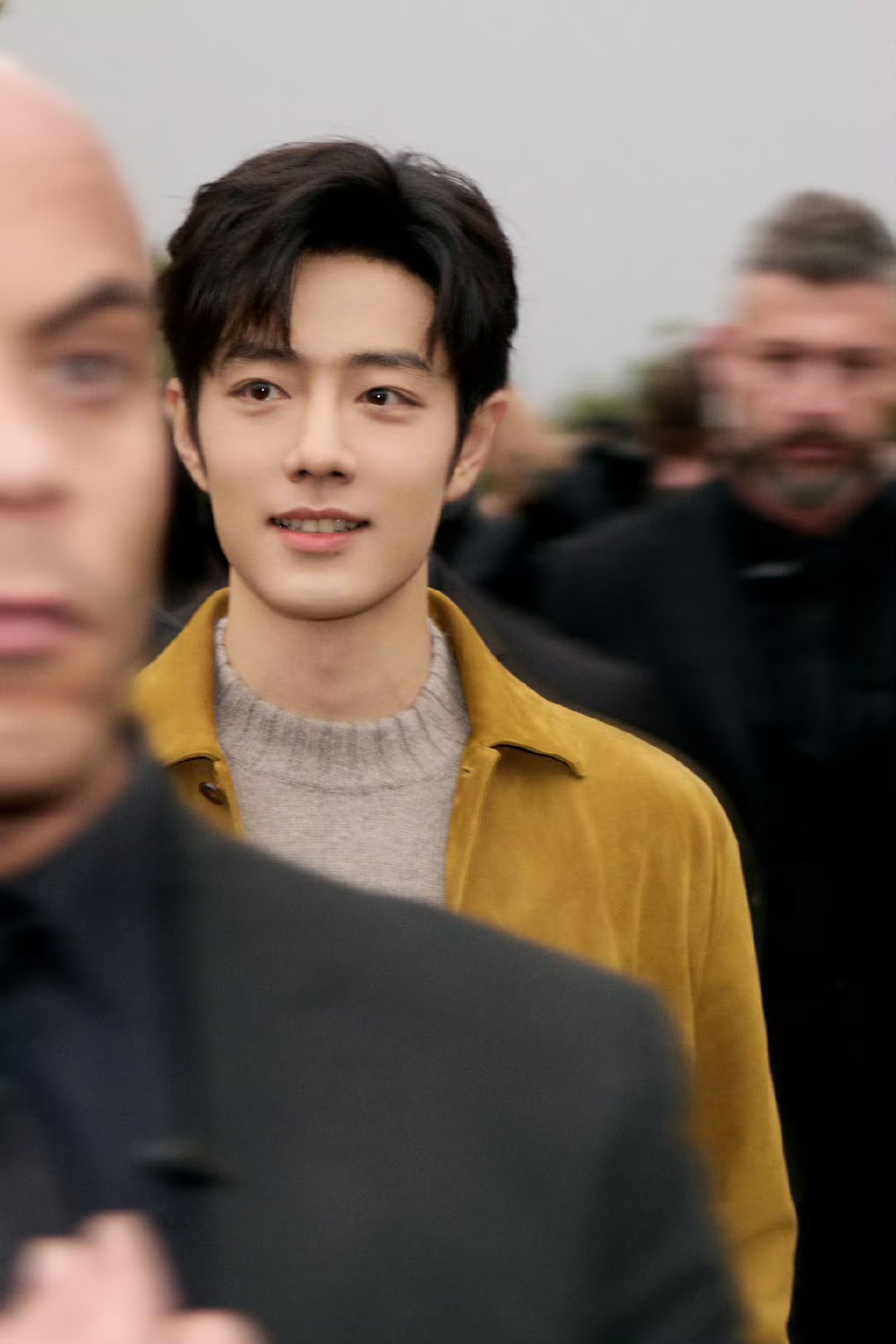 肖战电视剧品质盛典海报 肖战电视剧品质盛典海报一身蓝西装帅气矜贵，期待这次肖战首