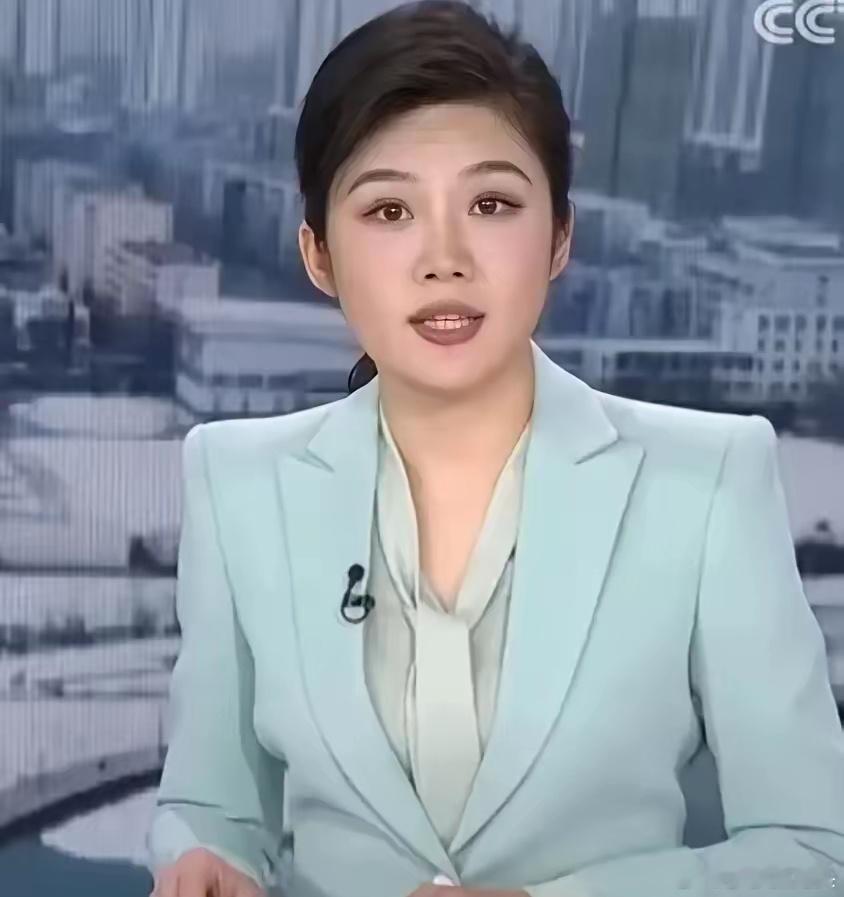 这才是标准的东方美女，比董卿漂亮，比王音棋有气质。她的鹅蛋脸型更加的符合主持人的