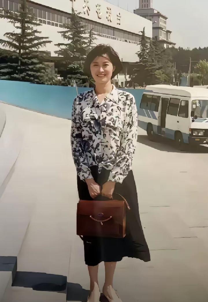 翻到敬一丹39岁的老照片，端庄浅笑，从容舒展，一眼就能感受到独属于她的气质。
