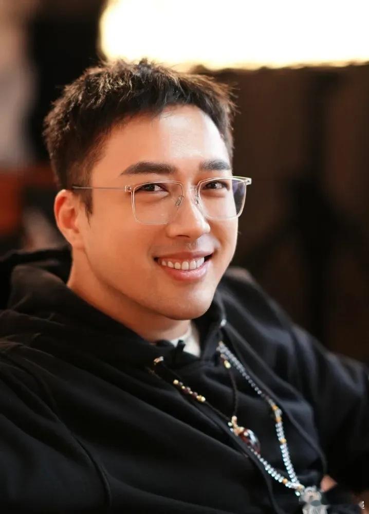 于正问赵露思我怎么着你了 赵露思粉丝与于正互掐，于正委屈喊冤！赵露思控诉前经纪人