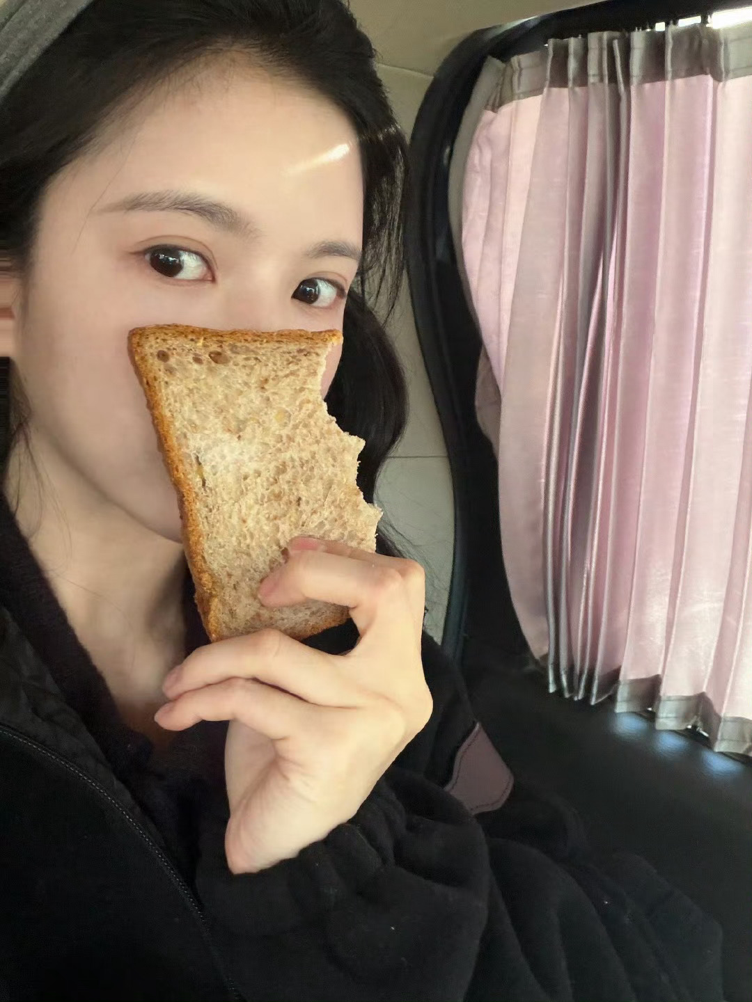 我同意刘些宁小猫卖萌！吃面包好可爱啊！可爱的宁～ 