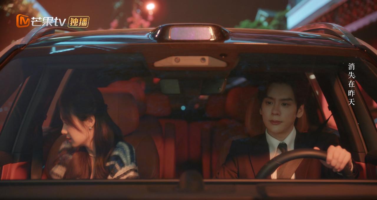 《你是迟来的欢喜》里许淮颂开的是问界M9吧，黑色车身+橙色内饰挺好看的，以前电视