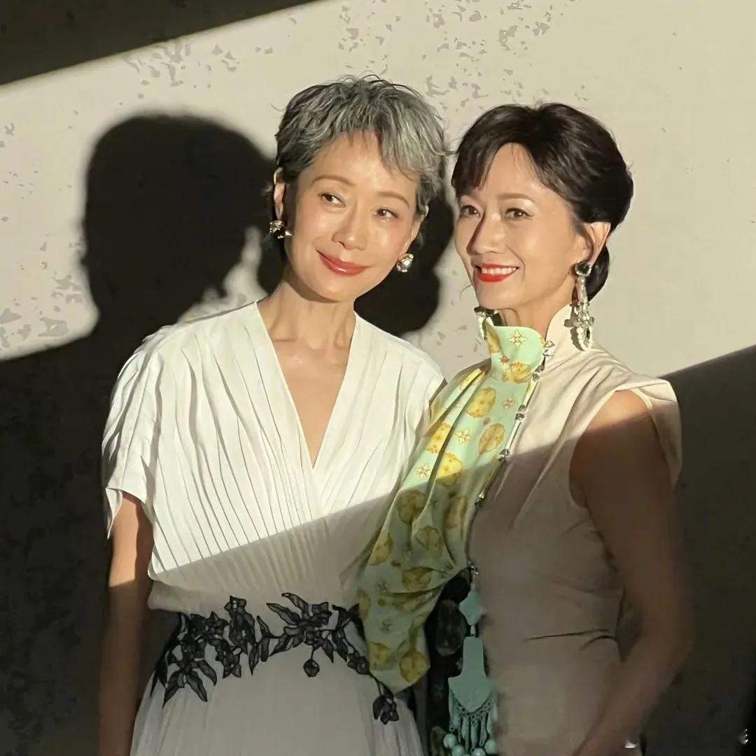 赵雅芝是叶童开播微博的第一个关注！​今天叶童老师终于入驻微博啦！ 叶童老师在微博