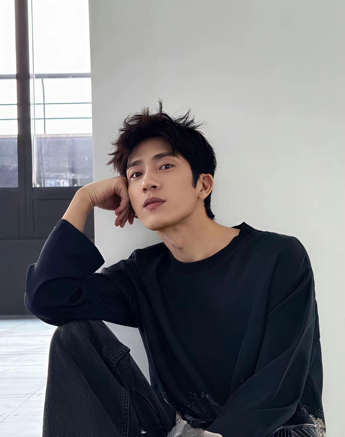 大家发现没井柏然不火了他是电影咖，但是电影已经没人找他拍了，这几年转战电视剧，搭