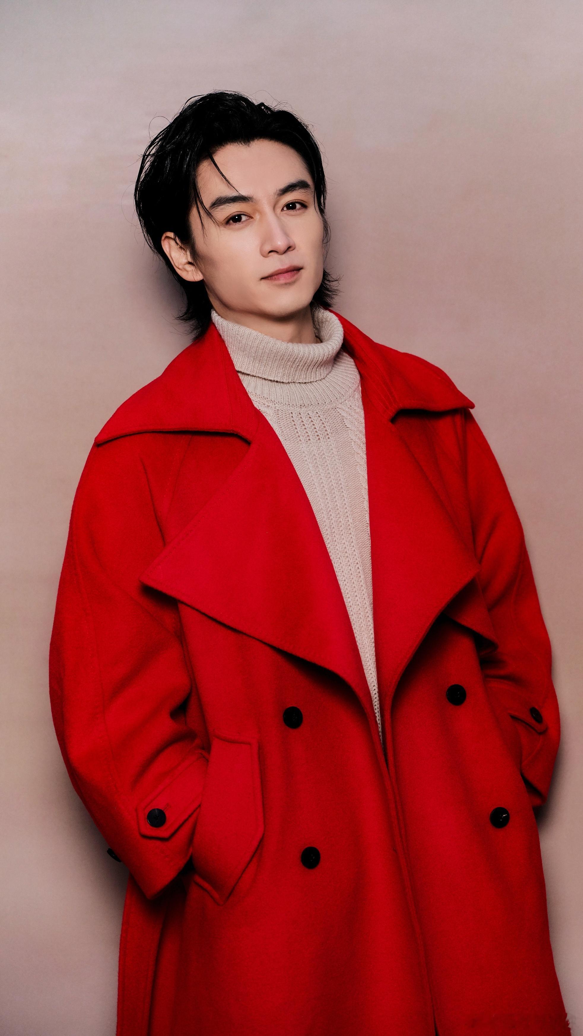 温润不失明媚，是骨子里透出的儒雅与静气，不张扬却动人，像拂过喧嚣的一缕清风，让人