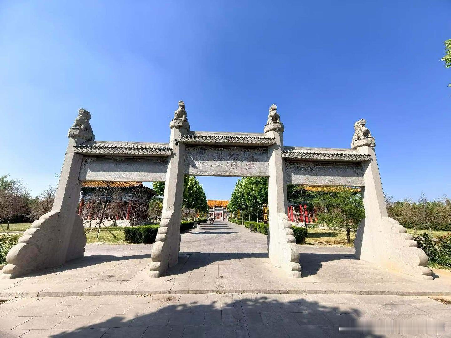 原创诗词[超话]汾阳文湖胜境日照圣像生紫霞，松涛浮动文峰塔。饱蘸文湖青碧水，传经