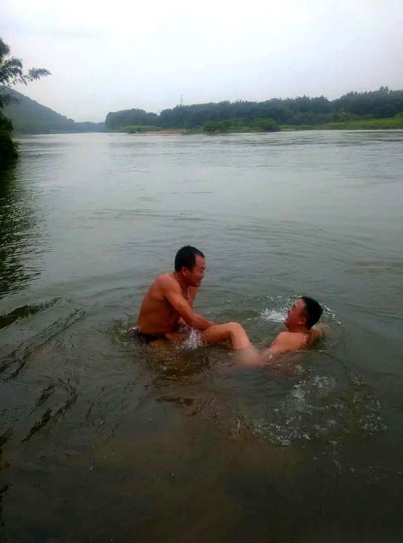 一份来自红星新闻的报道，把一场荒诞的乡村惨剧推到了所有人眼前：78岁的大爷面朝下