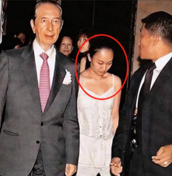 2007年，85岁的赌王中风入院，貌不惊人的小护士邓咏诗，愿给赌王擦身体，结果没