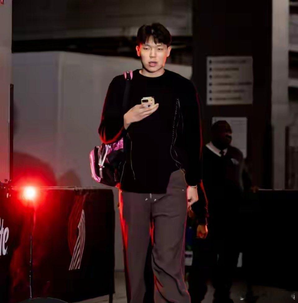 杨瀚森削发明志，本场比赛有好戏看了！我估计杨瀚森听到了我前几条微博对他发型的评价