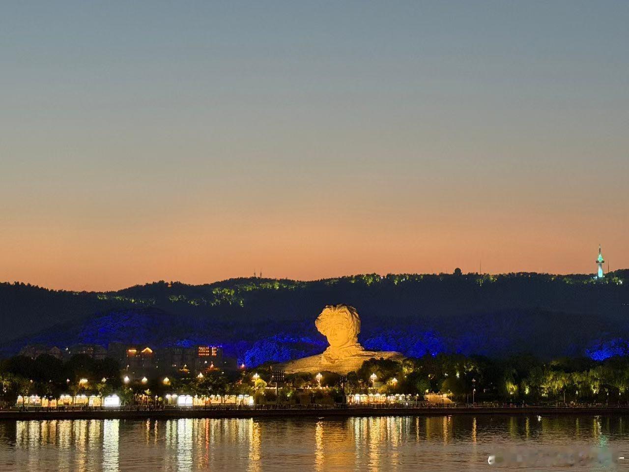 33夜游橘子洲头湘江夜色温柔动人，夜游漫步满目皆是美好，抛开训练与比赛，这一刻只