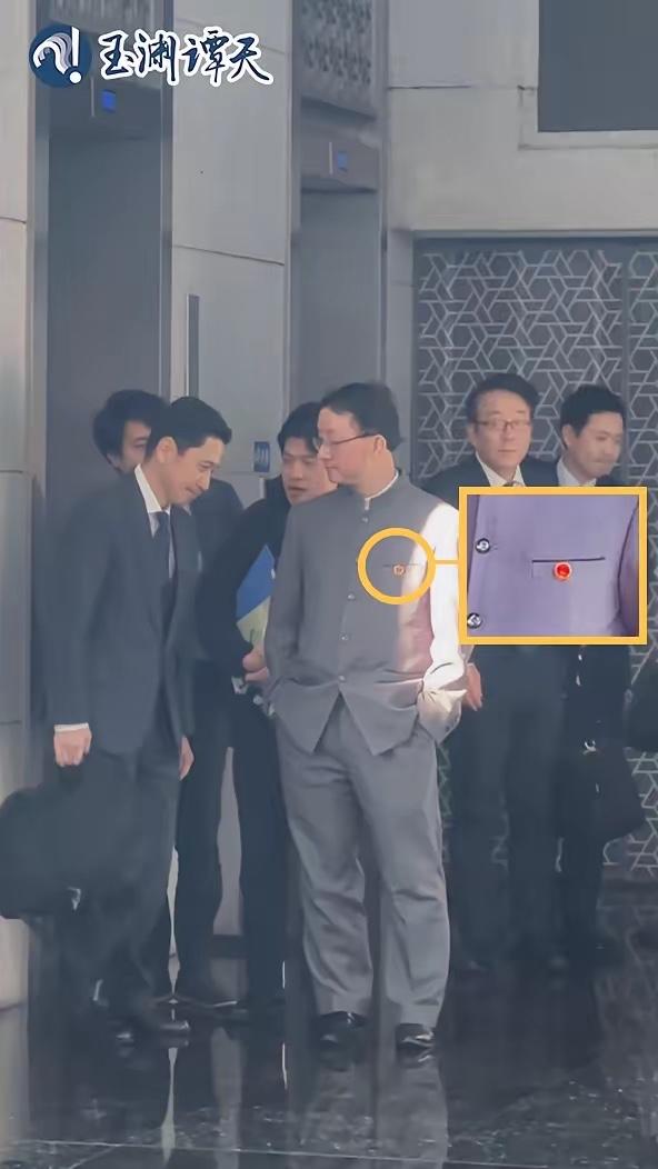 这才是大国外交的底气！中方佩戴国徽见日本官员，日方边走边听的画面，不是礼貌，是理