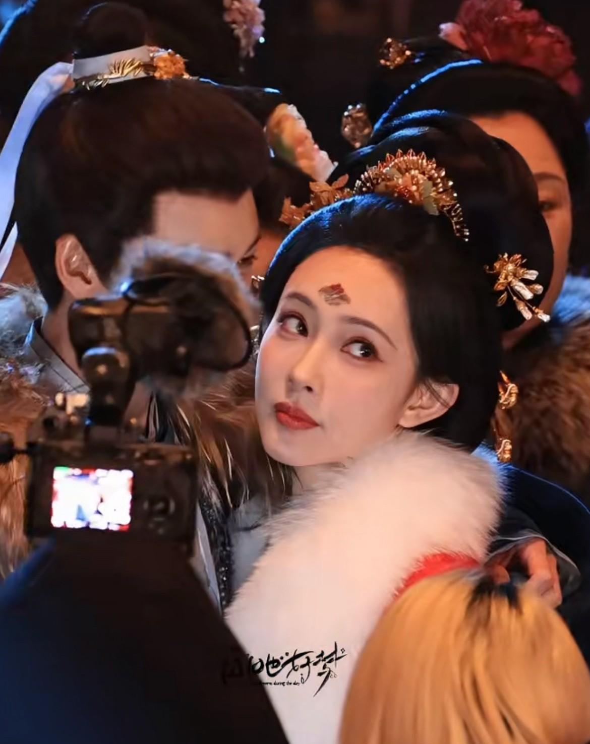 别再信什么演技了。
观众真正爱看的，是演员“演砸了”的那一刻。
比如李昀锐，导演