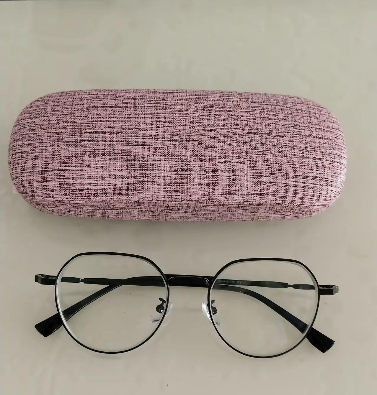 给孩子配副眼镜，随随便便都要500块钱以上，眼镜店的老板和推销员会跟你介绍这些镜