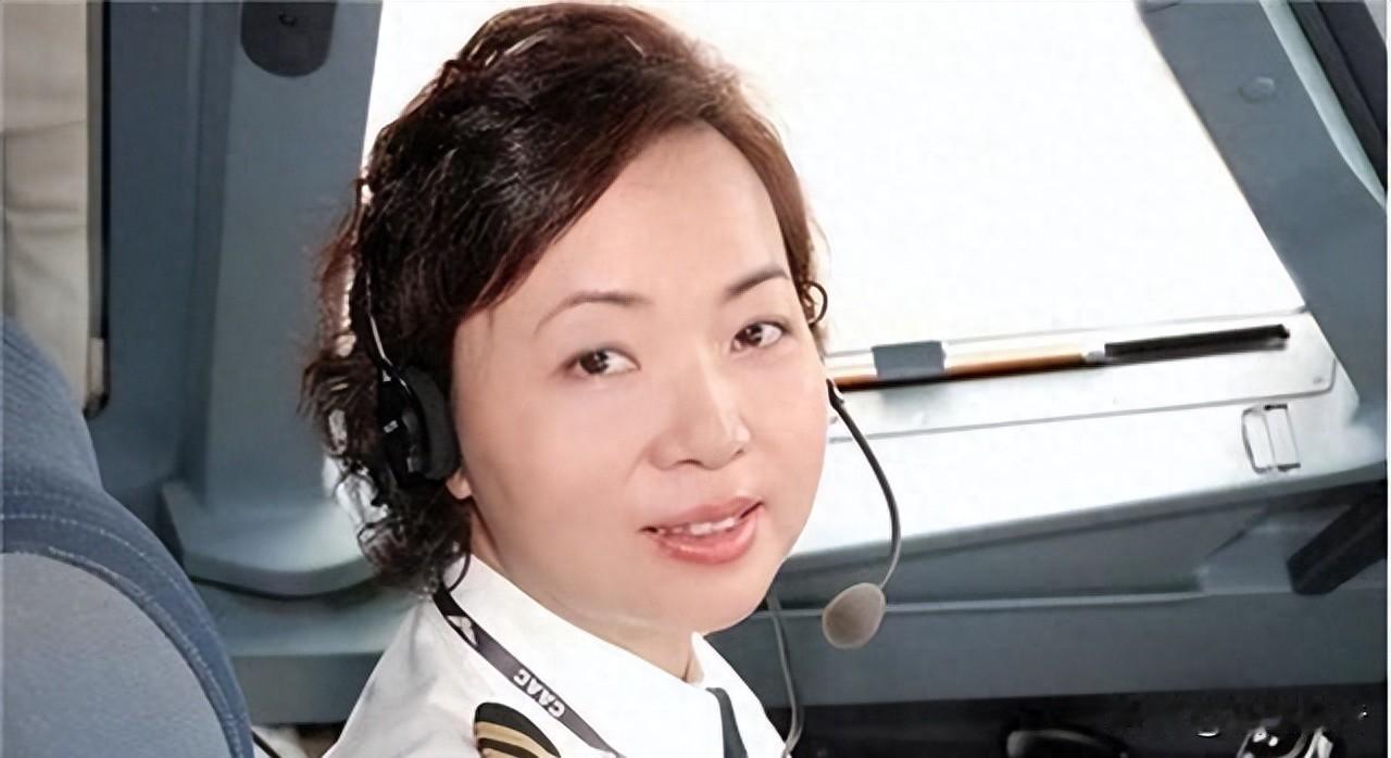 她从小最恨的就是飞行员。长大后，她却成了中国最贵的民航女机长。

2003年，一