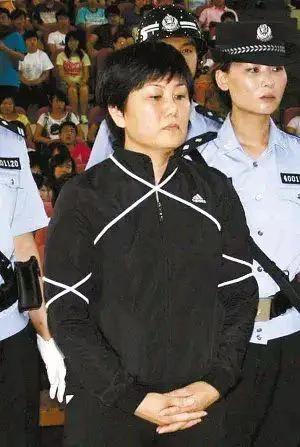 这是2010年，绰号“大姐”的毒枭屈孝湘，即将被押赴刑场执行死刑的情景，镜头中的