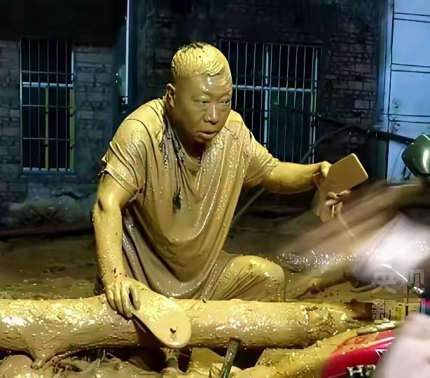 全网都应该向这个“泥人”致敬
​​近日，一张满身泥浆的“泥人”照片刷屏全网，人民