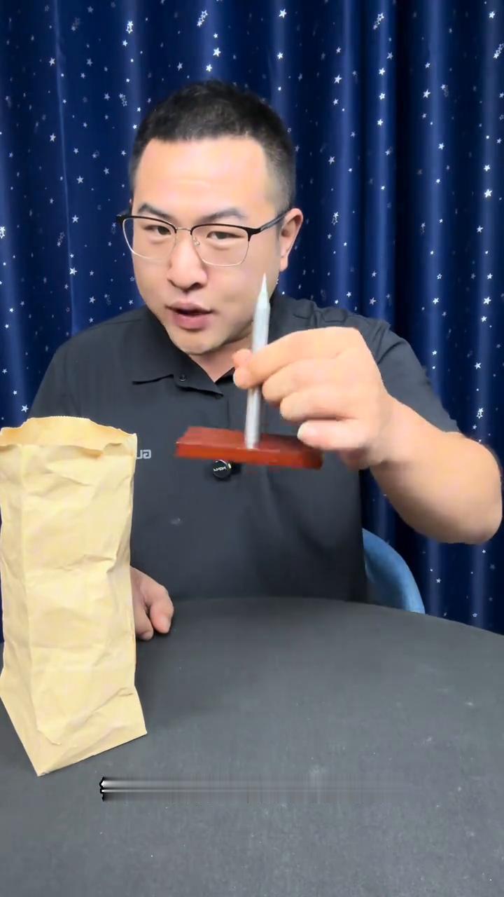 魔术大揭秘。
魔术都是假的。
·这里有一个非常锋利的钢钉，这里还有一个木板，把钢